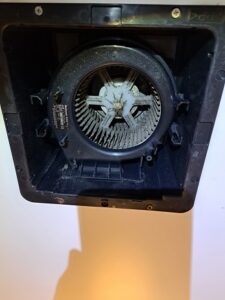 外す前の換気扇外観